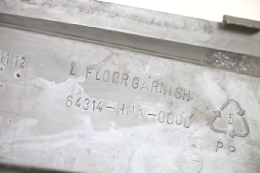 photo de TAPA REPOSAPIES CONEXION IZQUIERDA SYM GTS EVO 125 (2009 - 2013) - Detalle de la pieza