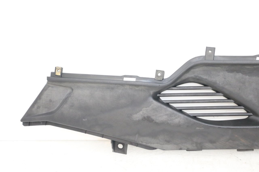 photo de TAPA REPOSAPIES CONEXION IZQUIERDA KYMCO DINK STREET ABS 125 (2011 - 2018)