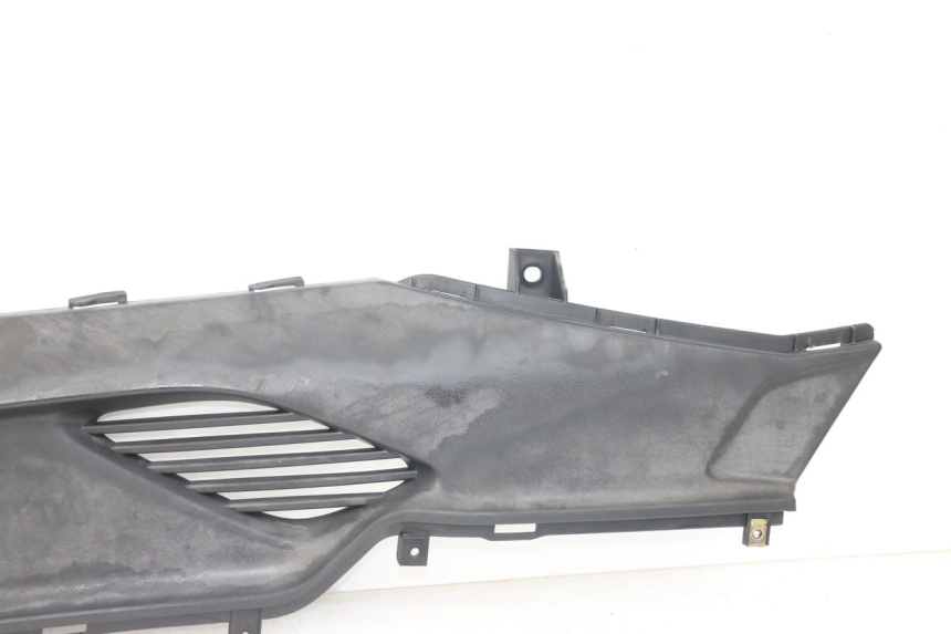 photo de TAPA REPOSAPIES CONEXION IZQUIERDA KYMCO DINK STREET ABS 125 (2011 - 2018)
