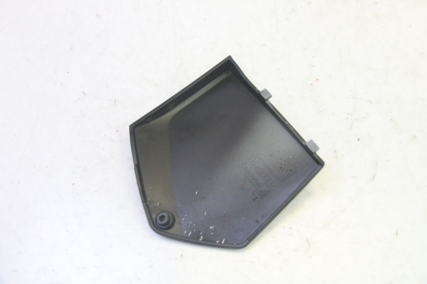 photo de TAPA REPOSAPIES CONEXION IZQUIERDA PIAGGIO MP3 HPE 350 (2018 - 2020) - Otra perspectiva