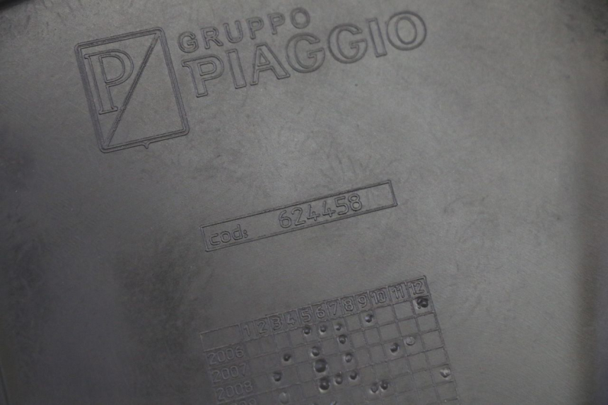 photo de TAPA REPOSAPIES CONEXION IZQUIERDA PIAGGIO MP3 500 (2011 - 2015)