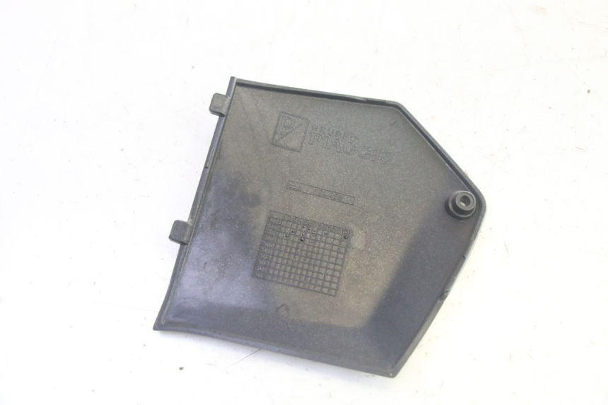 photo de TAPA REPOSAPIES CONEXION IZQUIERDA PIAGGIO MP3 RL 250 (2007 - 2010) - Zoom estado de uso