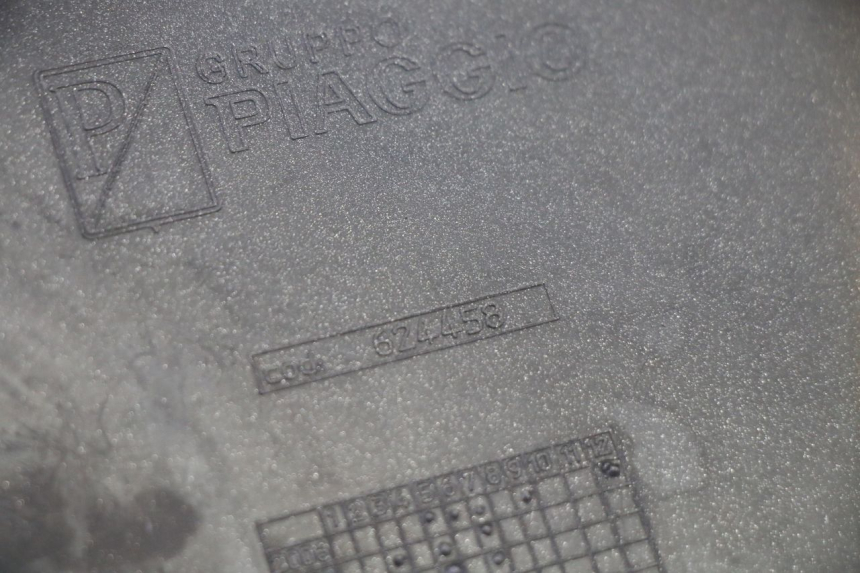 photo de TAPA REPOSAPIES CONEXION IZQUIERDA PIAGGIO MP3 RL 250 (2007 - 2010) - Primer plano técnico