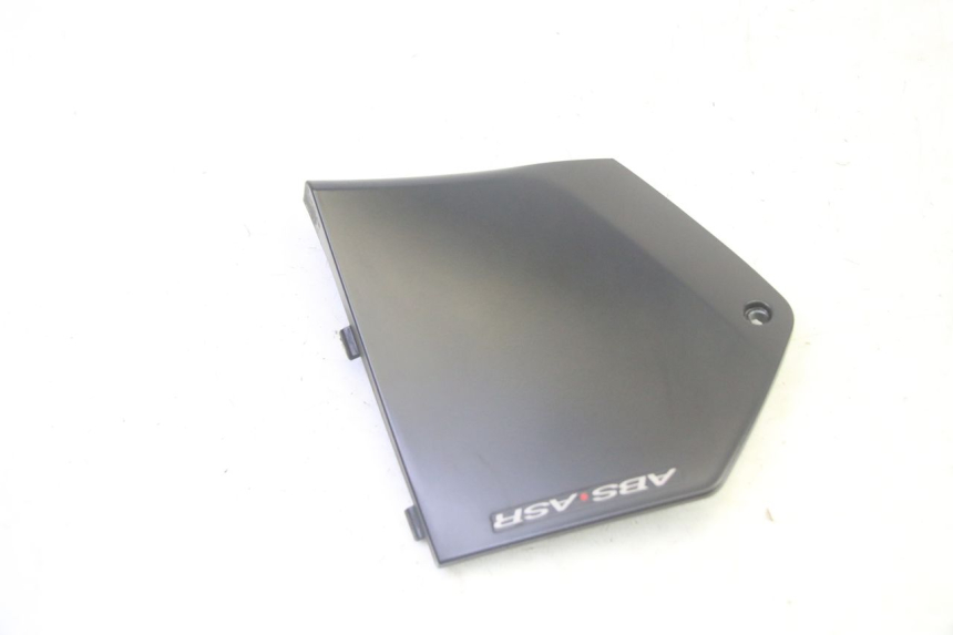 photo de TAPA REPOSAPIES CONEXION IZQUIERDA PIAGGIO MP3 500 (2016 - 2018) - Detalle de la pieza