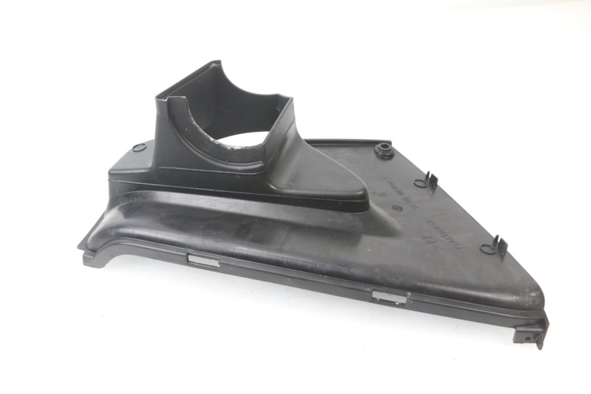 photo de TAPA REPOSAPIES CONEXION IZQUIERDA PEUGEOT JET FORCE CARBU 50 (2003 - 2016)
