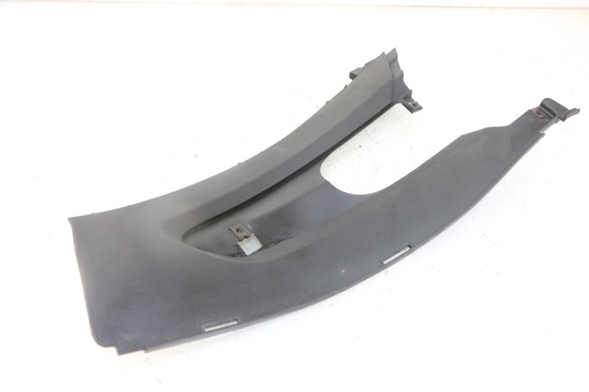 photo de TAPA REPOSAPIES CONEXION IZQUIERDA GILERA RUNNER SL 50 (2006 - 2009)