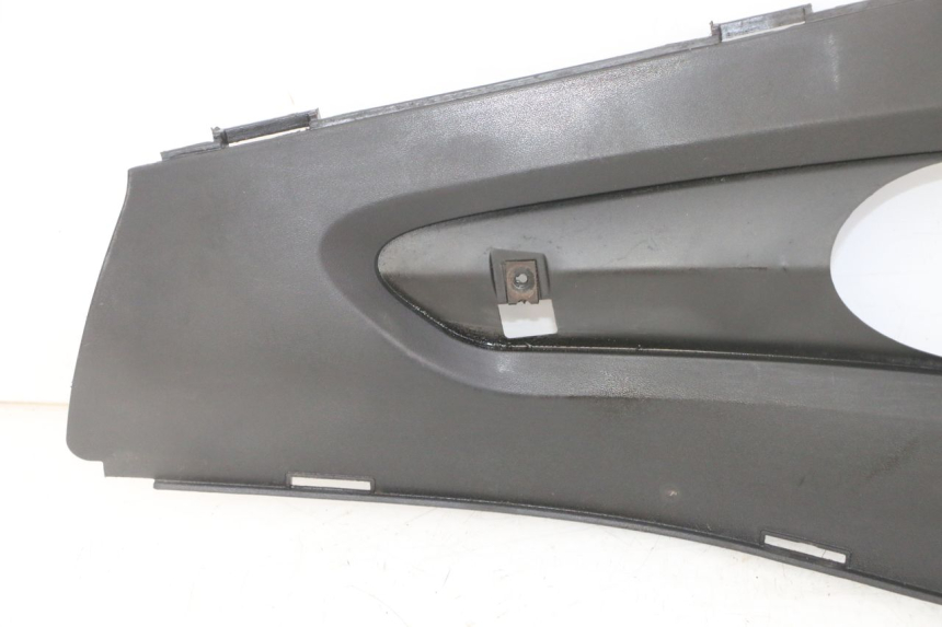 photo de TAPA REPOSAPIES CONEXION IZQUIERDA GILERA RUNNER SL 50 (2006 - 2009)