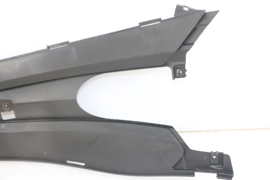 photo de TAPA REPOSAPIES CONEXION IZQUIERDA GILERA RUNNER SL 50 (2006 - 2009)