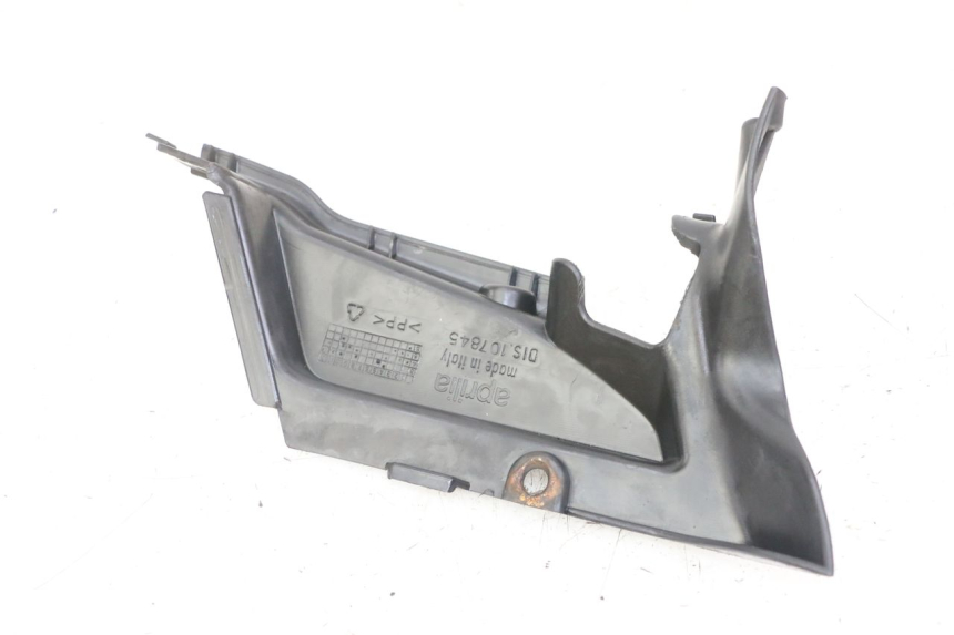 photo de TAPA REPOSAPIES CONEXION IZQUIERDA APRILIA SCARABEO GT TOURING 125 (1999 - 2005)