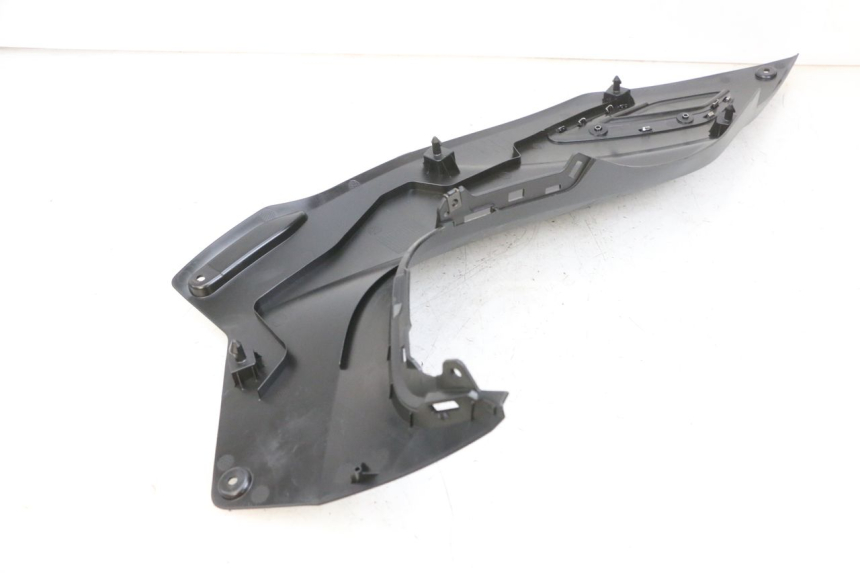 photo de TAPA REPOSAPIES CONEXION IZQUIERDA YAMAHA TRICITY 300 (2020 - 2024) - Primer plano técnico