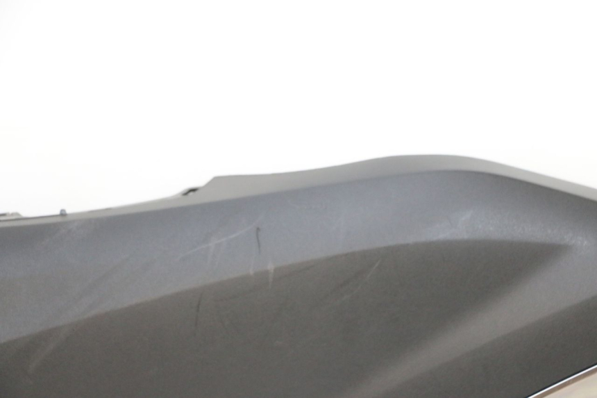 photo de TAPA REPOSAPIES CONEXION IZQUIERDA YAMAHA TRICITY 300 (2020 - 2024) - Detalles de los puntos de fijación