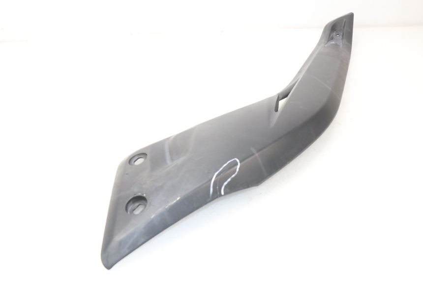 photo de TAPA REPOSAPIES CONEXION IZQUIERDA YAMAHA X-MAX XMAX 125 (2010 - 2014)