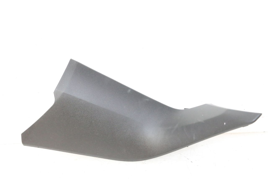 photo de TAPA REPOSAPIES CONEXION IZQUIERDA YAMAHA XMAX X-MAX 125 (2021 - 2025)