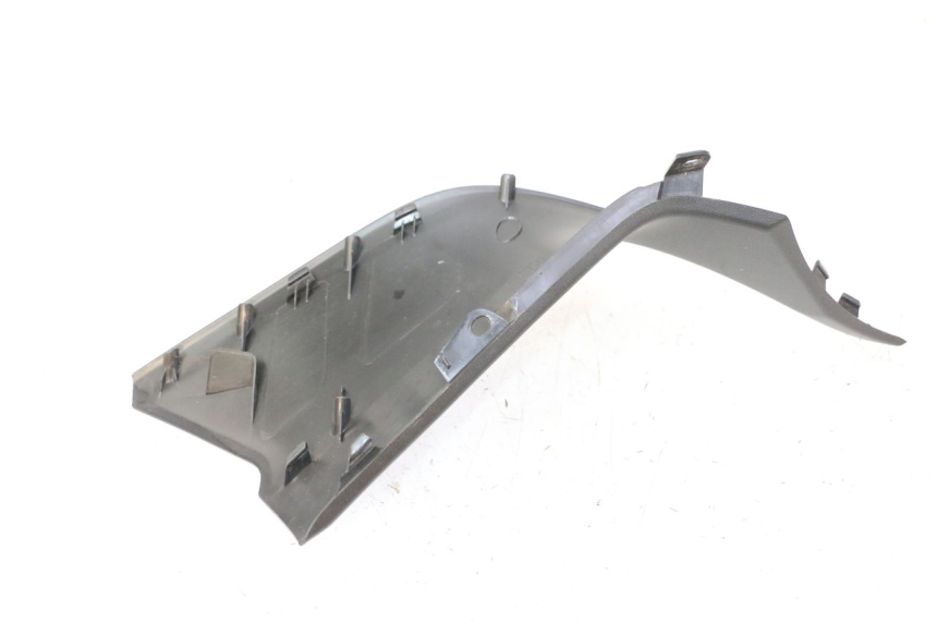 photo de TAPA REPOSAPIES CONEXION IZQUIERDA YAMAHA XMAX X-MAX 125 (2021 - 2025)