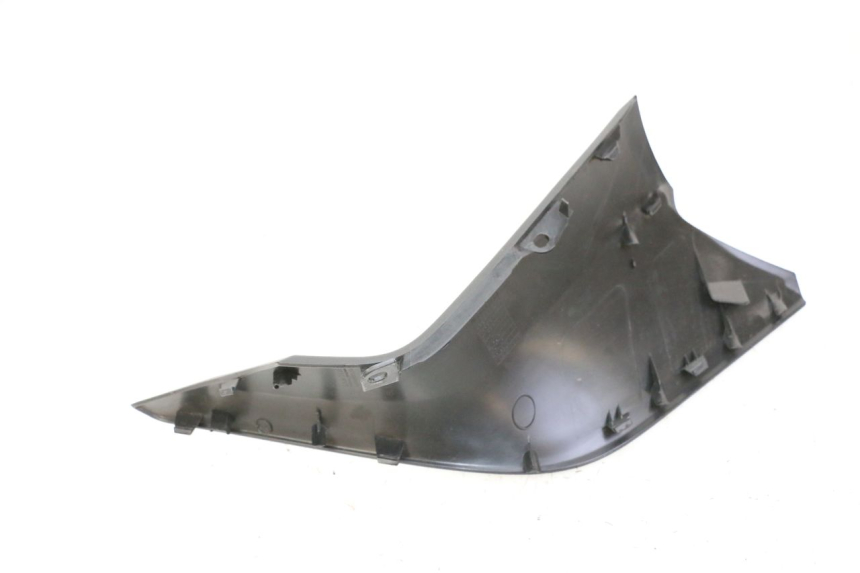 photo de TAPA REPOSAPIES CONEXION IZQUIERDA YAMAHA XMAX X-MAX 125 (2021 - 2025)