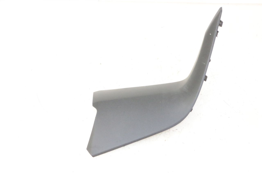 photo de TAPA REPOSAPIES CONEXION IZQUIERDA YAMAHA XMAX X-MAX 125 (2021 - 2025)