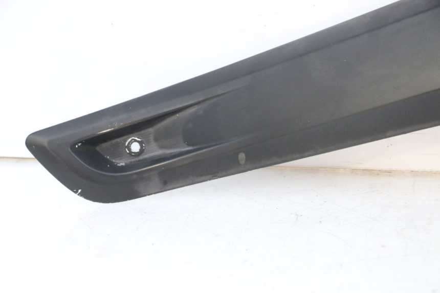 photo de TAPA REPOSAPIES CONEXION IZQUIERDA YAMAHA X-MAX XMAX 125 (2010 - 2014)