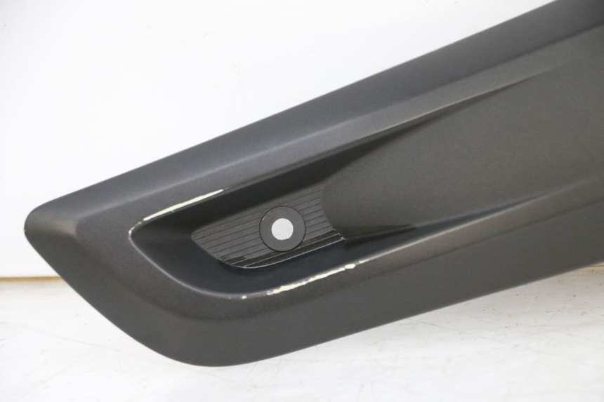 photo de TAPA REPOSAPIES CONEXION IZQUIERDA YAMAHA X-MAX XMAX 125 (2010 - 2014)