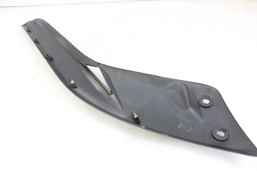 photo de TAPA REPOSAPIES CONEXION IZQUIERDA YAMAHA X-MAX XMAX 125 (2010 - 2014)