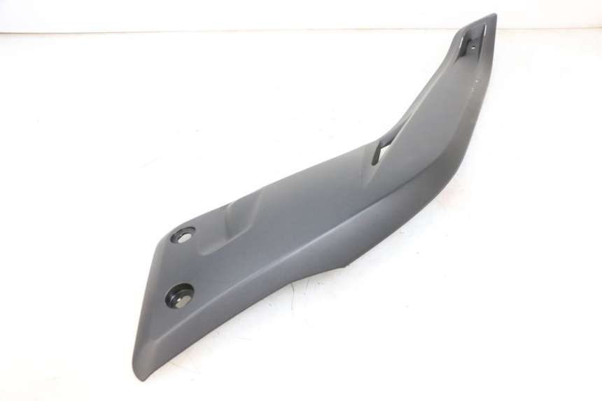 photo de TAPA REPOSAPIES CONEXION IZQUIERDA YAMAHA X-MAX XMAX 125 (2010 - 2014)