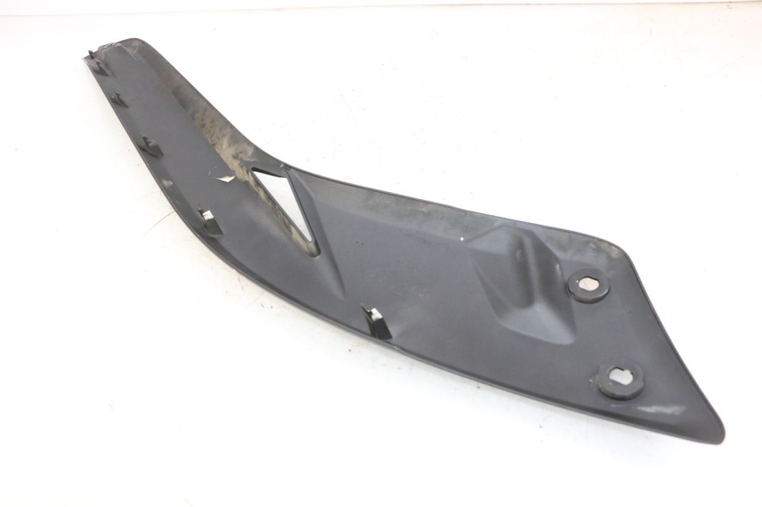 photo de TAPA REPOSAPIES CONEXION IZQUIERDA YAMAHA X-MAX XMAX 125 (2010 - 2013) - Detalle de la pieza