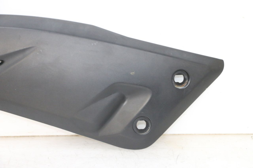 photo de TAPA REPOSAPIES CONEXION IZQUIERDA YAMAHA X-MAX XMAX 125 (2010 - 2013) - Características distintivas