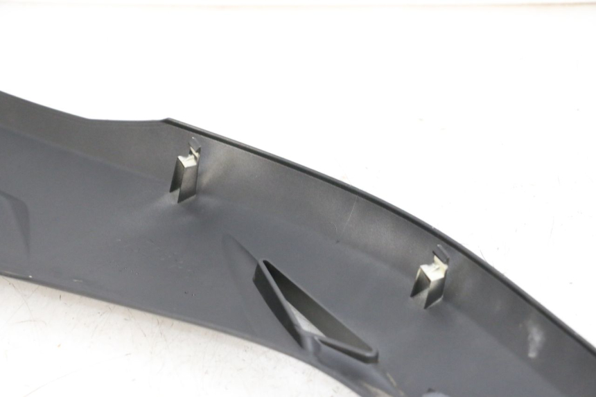 photo de TAPA REPOSAPIES CONEXION IZQUIERDA YAMAHA X-MAX XMAX 125 (2010 - 2013) - Otra perspectiva