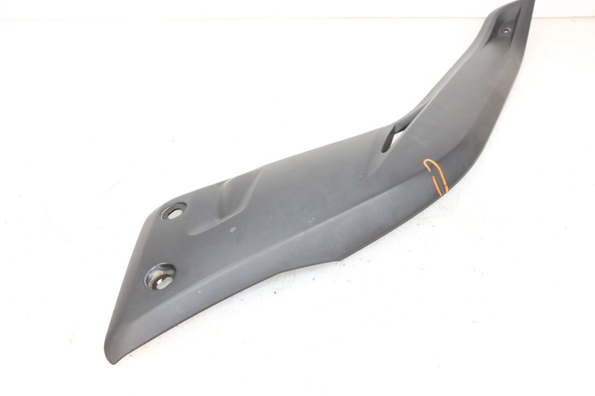 photo de TAPA REPOSAPIES CONEXION IZQUIERDA YAMAHA X-MAX XMAX 125 (2010 - 2013) - Recambio usado revisado