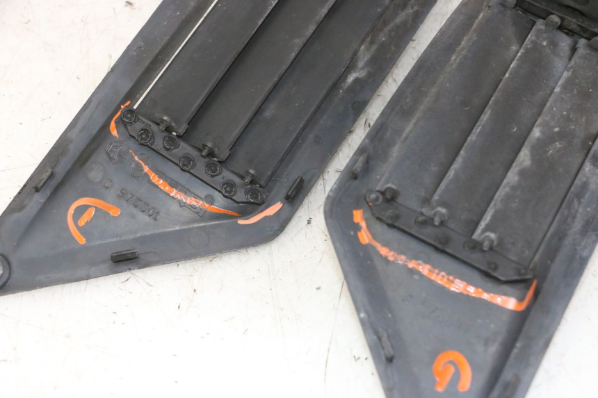 photo de TAPA REPOSAPIES CONEXION GILERA NEXUS 300 (2008 - 2013)