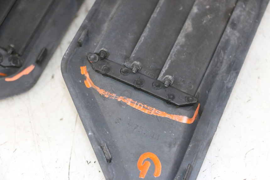 photo de TAPA REPOSAPIES CONEXION GILERA NEXUS 300 (2008 - 2013)