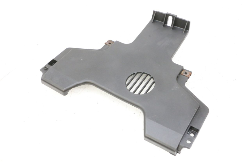 photo de TAPA REPOSAPIES CONEXION PIAGGIO MP3 HPE 350 (2018 - 2020) - Primer plano técnico