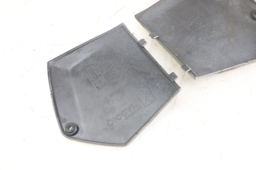 photo de TAPA REPOSAPIES CONEXION PIAGGIO MP3 LT 300 (2010 - 2016)