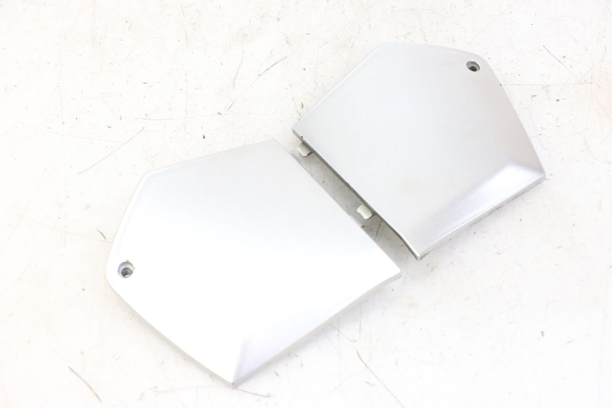 photo de TAPA REPOSAPIES CONEXION PIAGGIO MP3 LT 300 (2010 - 2016)