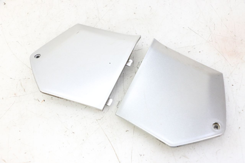 photo de TAPA REPOSAPIES CONEXION PIAGGIO MP3 LT 300 (2010 - 2016)