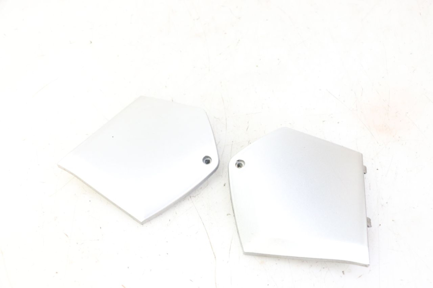 photo de TAPA REPOSAPIES CONEXION PIAGGIO MP3 LT 300 (2010 - 2016)