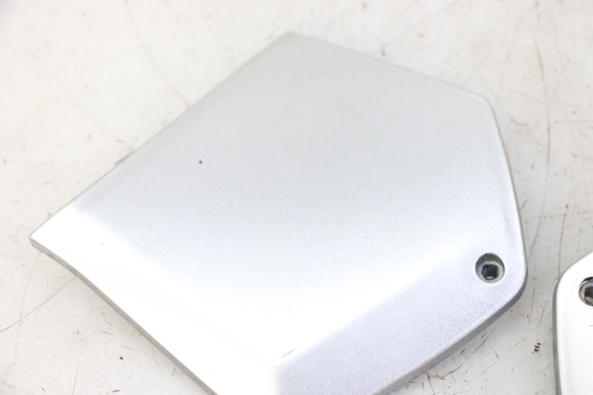 photo de TAPA REPOSAPIES CONEXION PIAGGIO MP3 LT 300 (2010 - 2016)