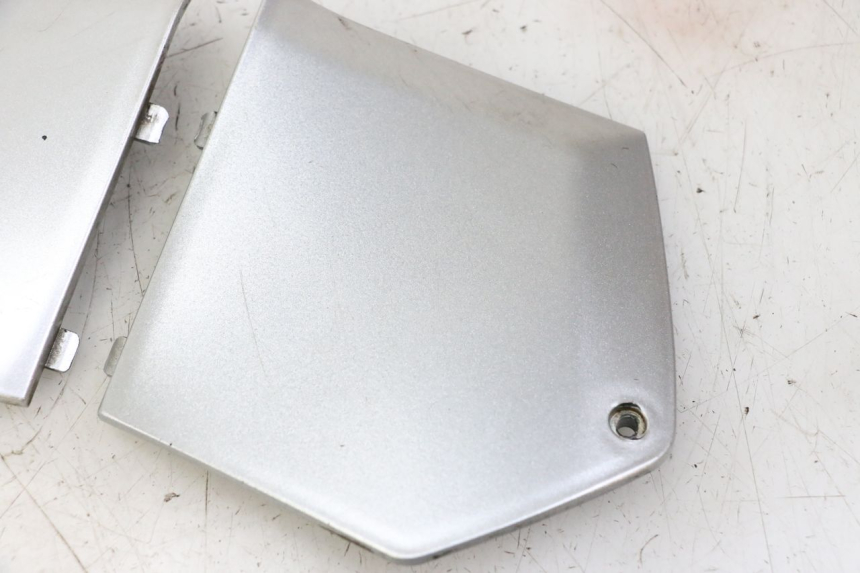 photo de TAPA REPOSAPIES CONEXION PIAGGIO MP3 LT 300 (2010 - 2016)