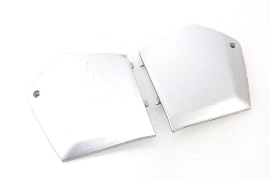 photo de TAPA REPOSAPIES CONEXION PIAGGIO MP3 125 (2006 - 2014)