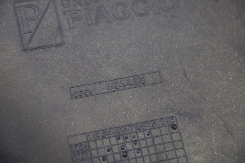 photo de TAPA REPOSAPIES CONEXION PIAGGIO MP3 125 (2006 - 2014)