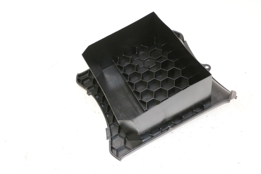 photo de TAPA REPOSAPIES CONEXION YAMAHA NEO'S CORE 1 (2022 - 2026) - Detalle de la pieza