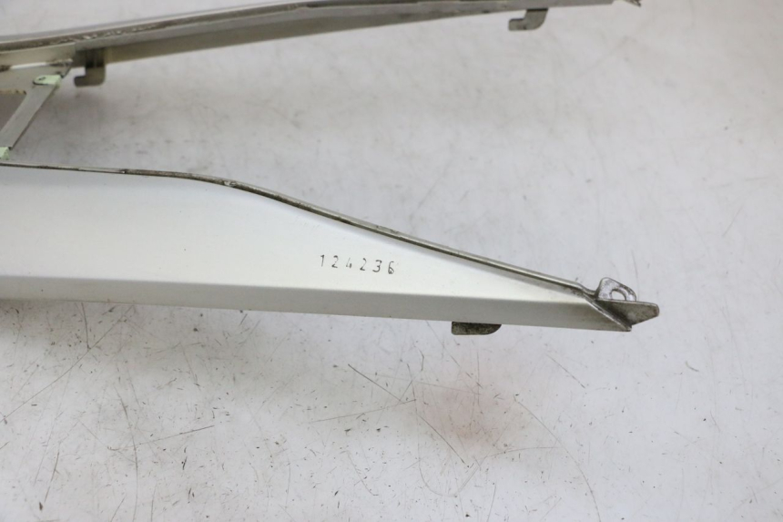 photo de TAPA REPOSAPIES CONEXION PEUGEOT SATELIS 125 (2006 - 2009)