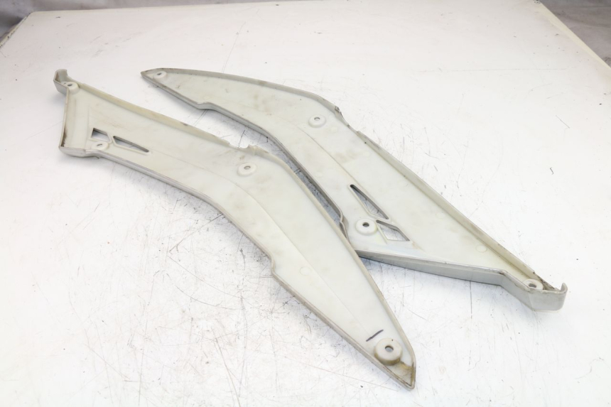 photo de TAPA REPOSAPIES CONEXION RAZZO STEED 125 (2012 - 2018)