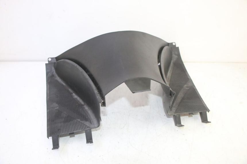 photo de TAPA REPOSAPIES CONEXION YAMAHA YP MAJESTY 125 (2002 - 2006) - Primer plano técnico