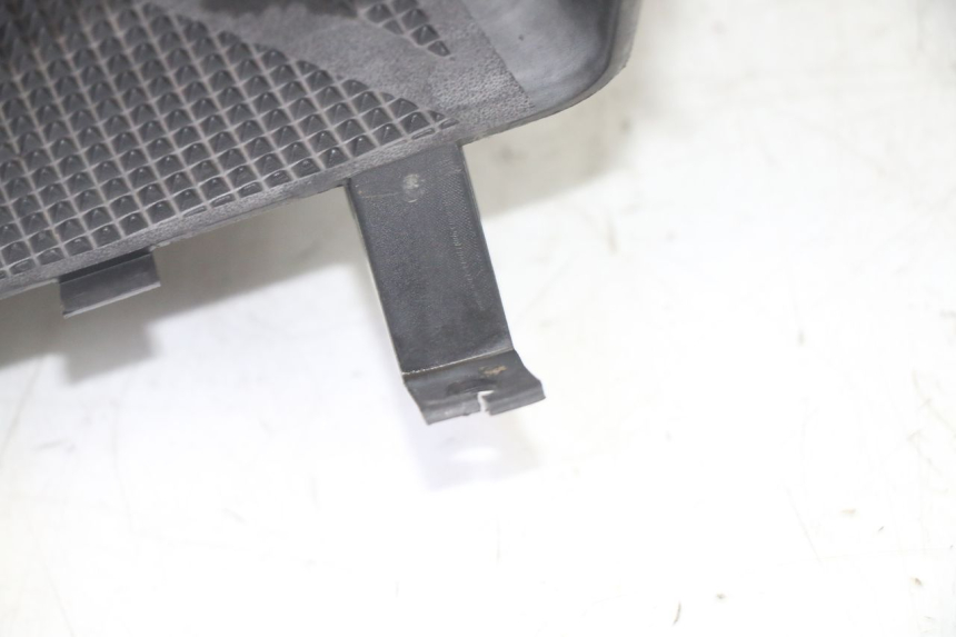 photo de TAPA REPOSAPIES CONEXION YAMAHA YP MAJESTY 125 (2002 - 2006) - Detalles de los puntos de fijación