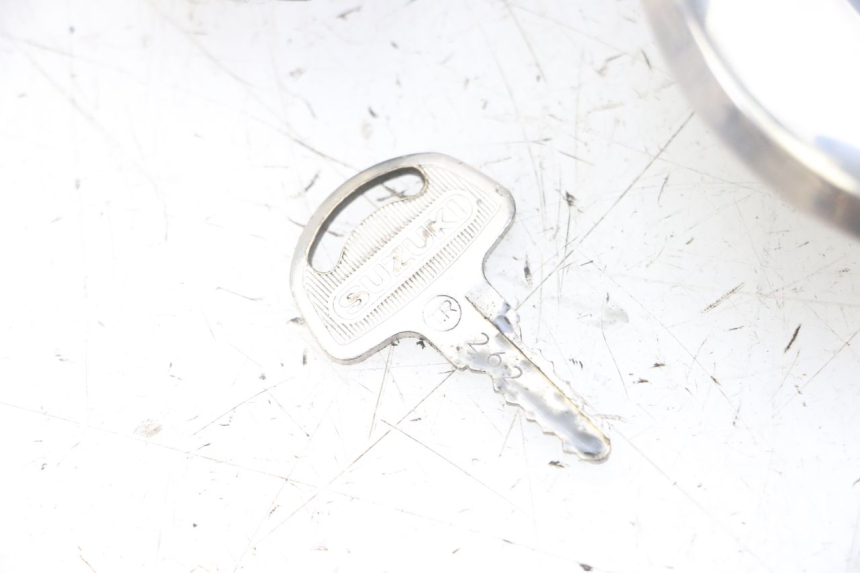 photo de KIT DE CERRADURA CON LLAVE NEIMAN SUZUKI GN 125 (1997 - 2000)