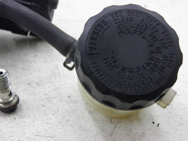 photo de BOMBA FRENO DELANTERO KAWASAKI ZX 9R NINJA 900 (1999 - 2001) - Detalles de los puntos de fijación