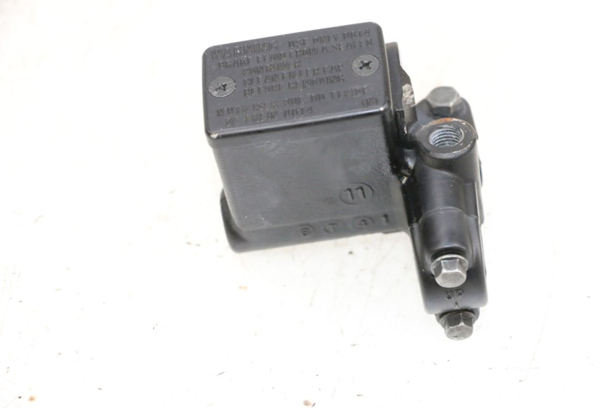 photo de BOMBA FRENO DELANTERO PEUGEOT SATELIS 125 (2013 - 2018) - Primer plano técnico