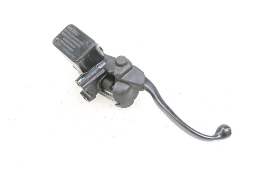 photo de BOMBA FRENO DELANTERO YAMAHA TRICITY 300 (2020 - 2024) - Primer plano técnico