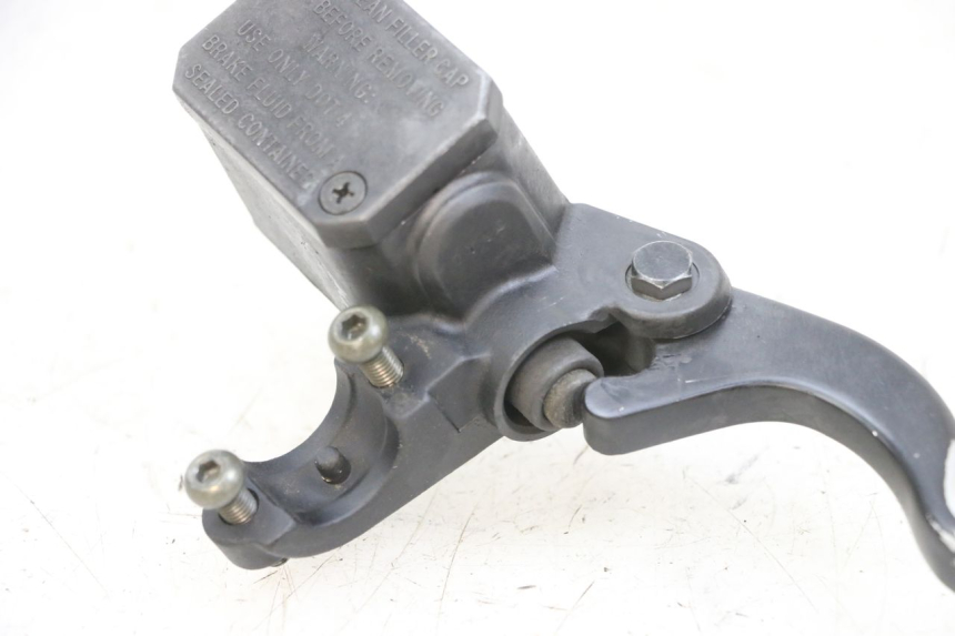 photo de CILINDRO MAESTRO DELANTERO YAMAHA XMAX X-MAX 125 (2006 - 2009) - Primer plano técnico