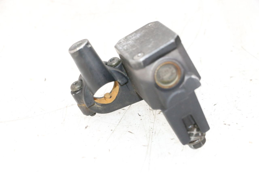 photo de CILINDRO MAESTRO DE FRENO TRASERO YAMAHA XMAX X-MAX 125 (2006 - 2009) - Primer plano técnico